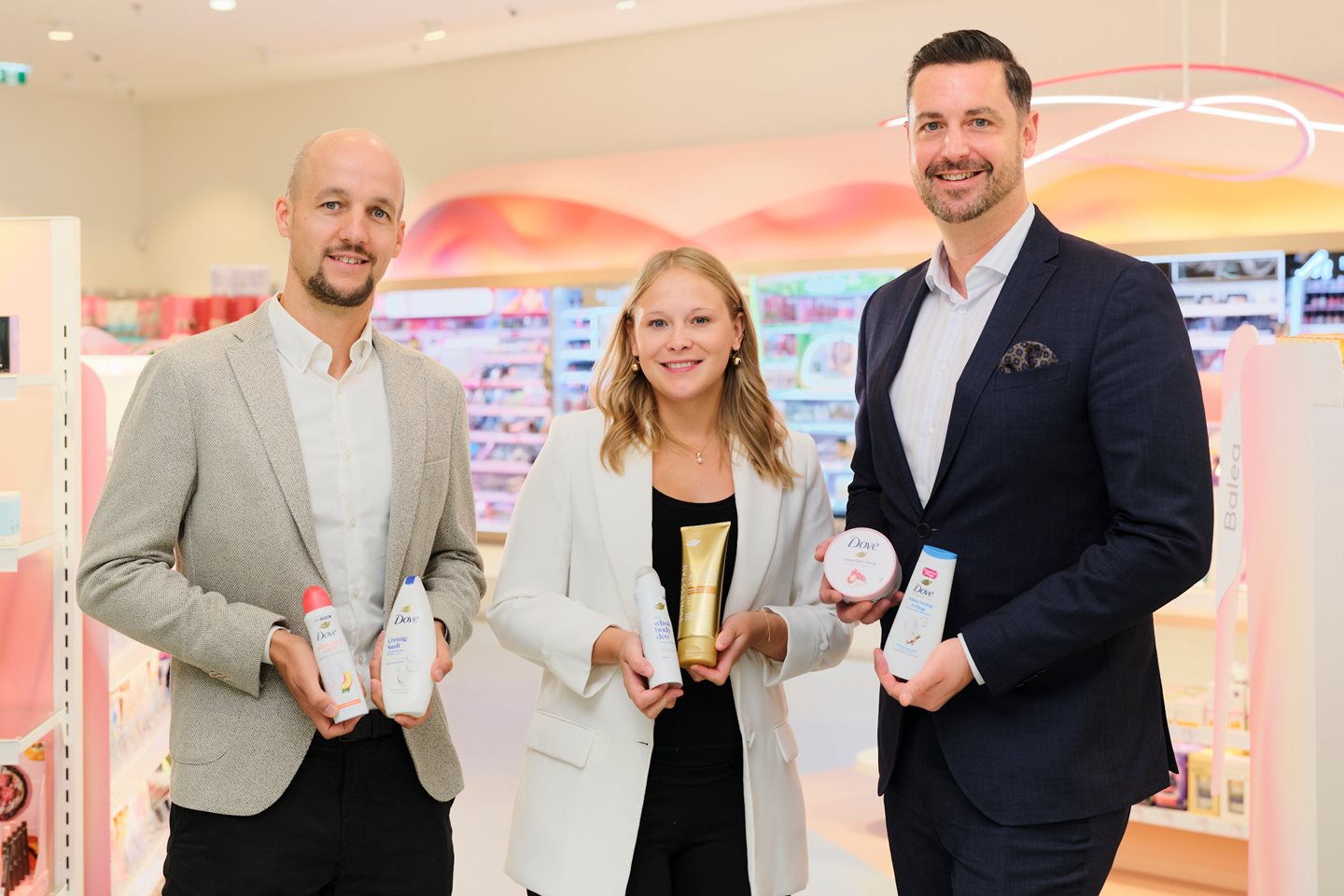 dm und Unilever unterstützen Angebote für Mädchen und junge Frauen