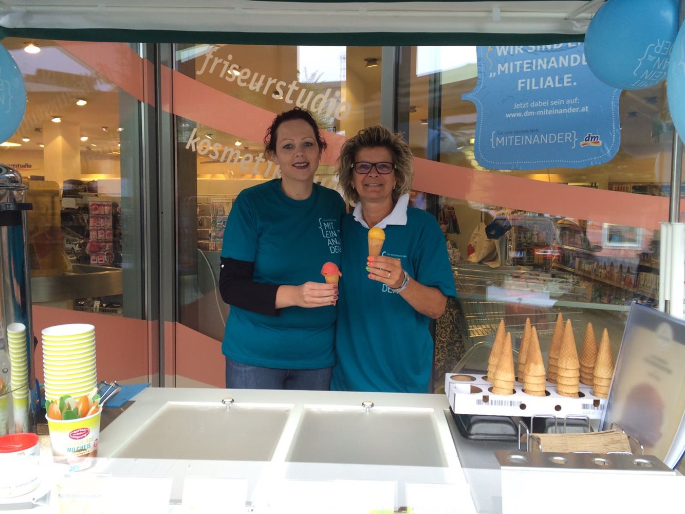 Aller guten Dinge sind drei – Eisverkauf in Oberndorf