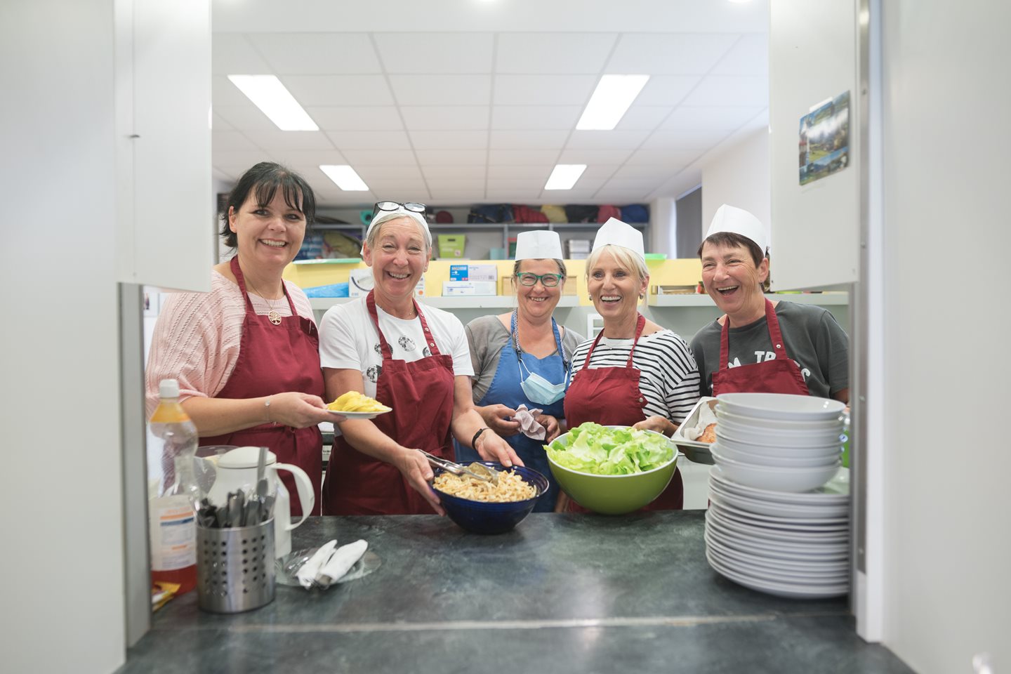 dm Mitarbeiterinnen kochen für Obdachlose in Wels 
