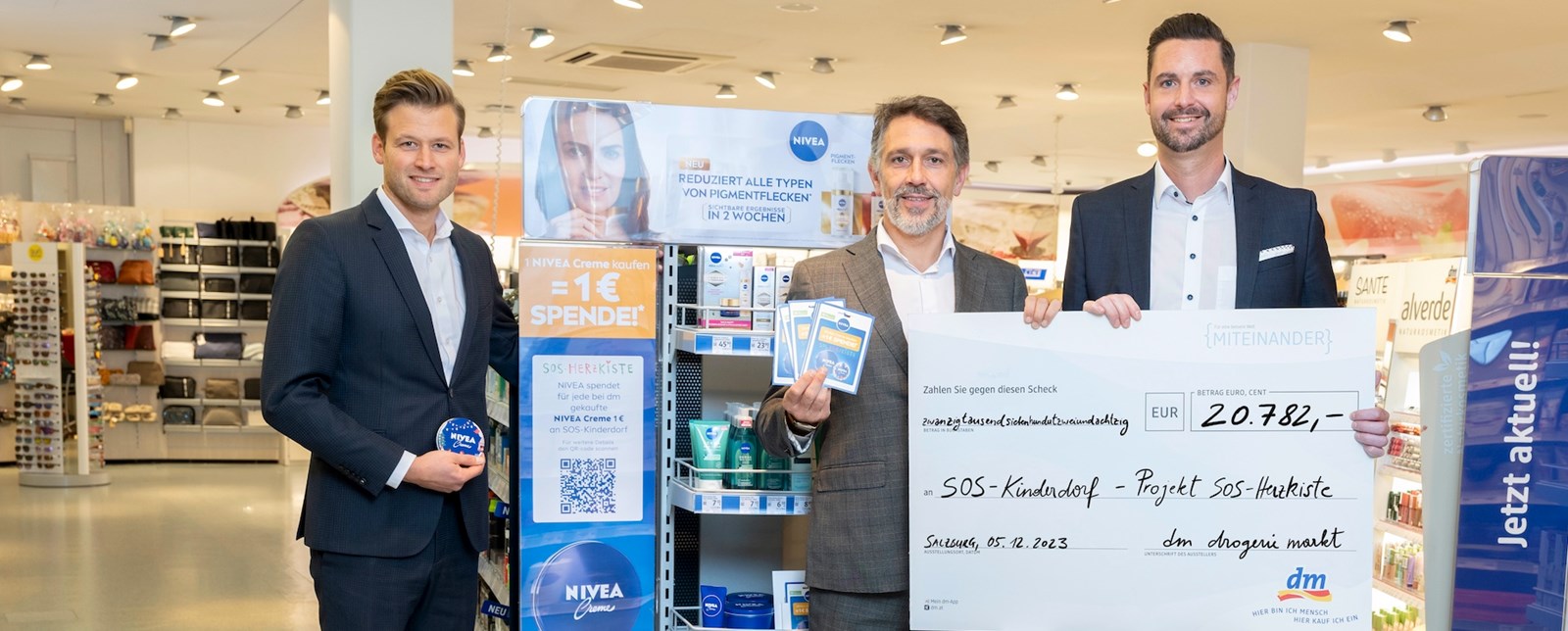 Scheckübergabe von NIVEA Beiersdorf und dm drogerie markt