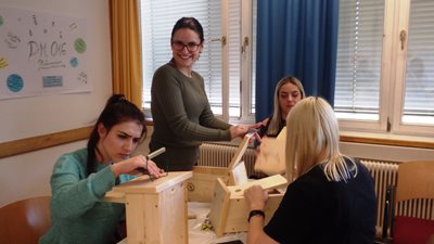 dm Lehrlinge fleißig am Basteln