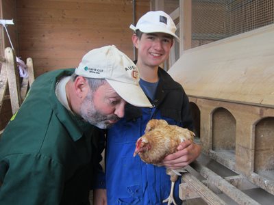 Vorgestellt: Thomas Gautsch, Lehrer für Deutsch, Geographie und Wirtschaftskunde an der ASO St. Anton und Initiator der „Chicken School“